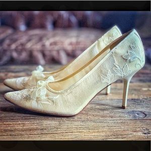 Beverly Feldman white delicate heels